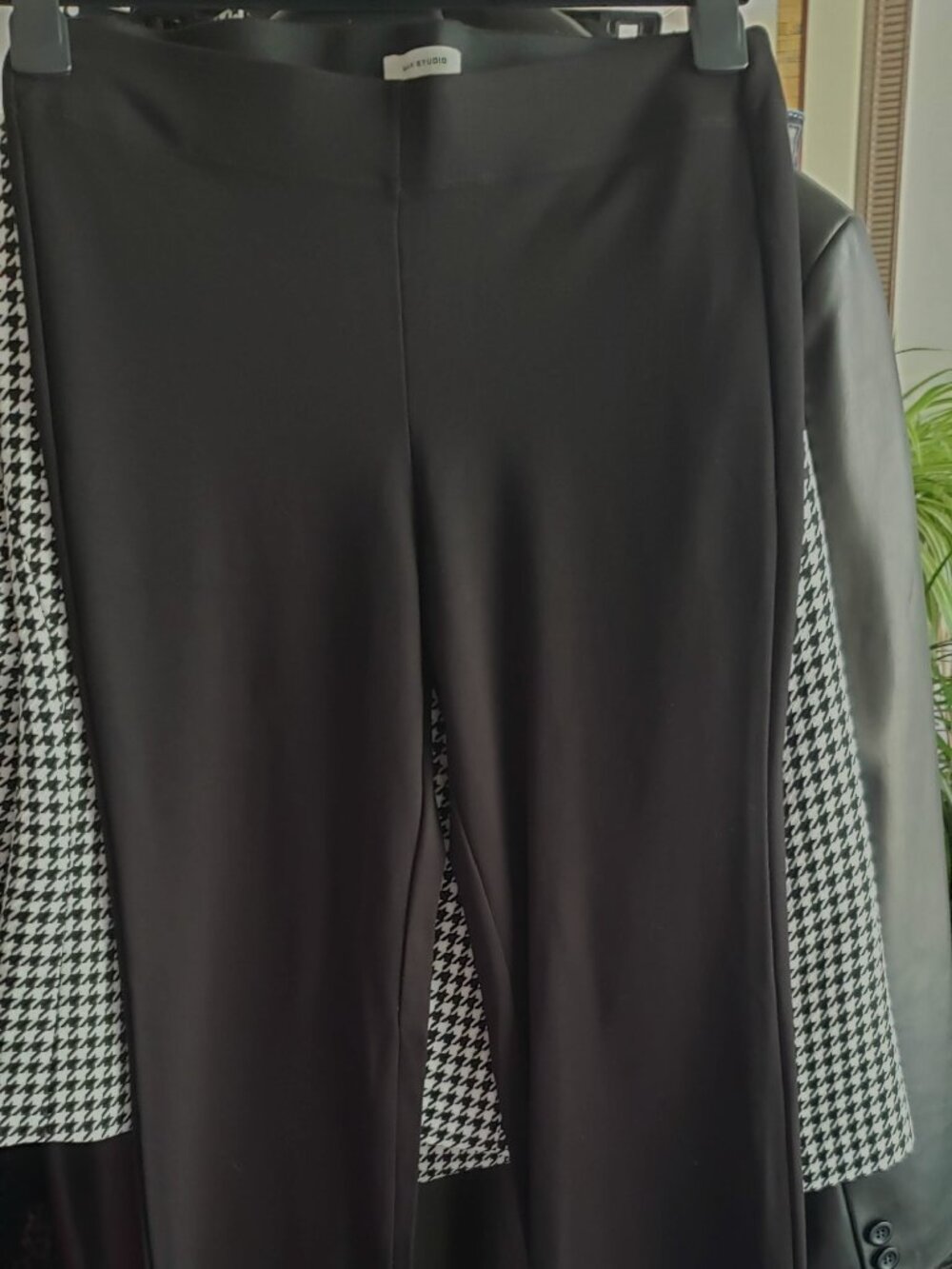 Black Pull  On Flat Front straight leg Max Studio in Size Large.